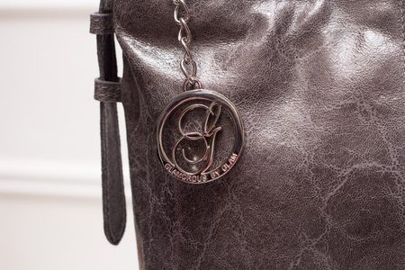 Dámska kožená kabelka sivá mäkká lesklá -