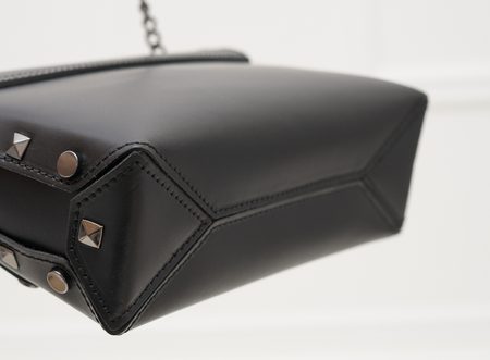 Dámská kožená crossbody kabelky s cvoky - černá -