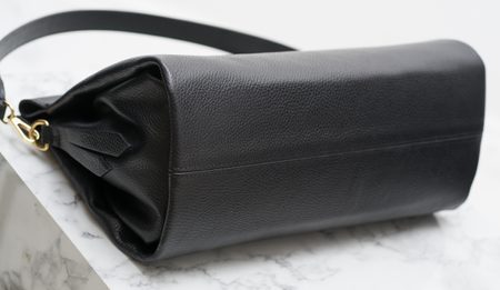 Dámská exkluzivní kožená kabelka s magnety - černá -