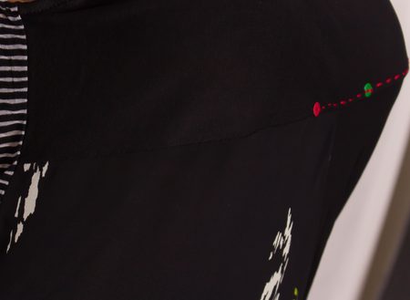 Dámske tričko čiernej s volánom na rukávoch -