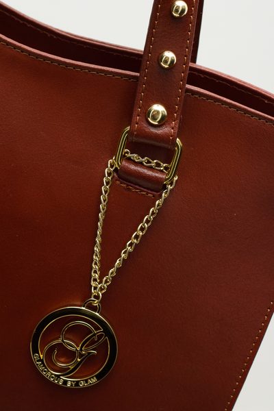 Hnedá kožená kabelka so zlatým prúžkom -