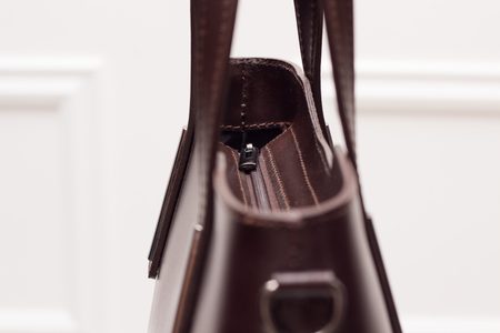 Dámska pevná kabelka z tmavo hnedej kože -