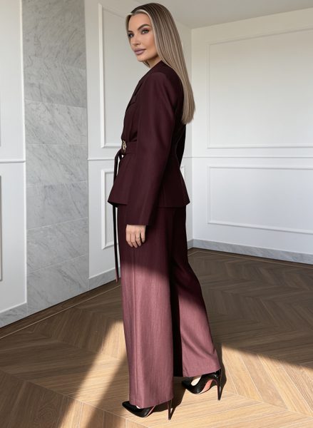Costum damă burgundy cu cataramă aurie -