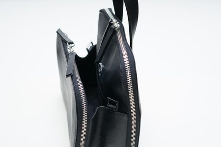 Kožená kabelka Guy Laroche malá s příhrádkami - černá -
