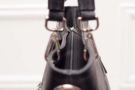 Dámská kožená kabelka se zipem stříbrné zapínání - černá -