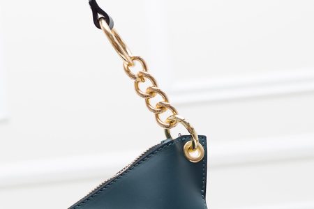 Dámská kožená kabelka s řetízkem přes rameno - tmavě zelená -