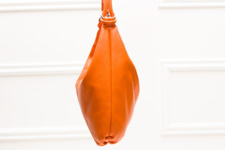 Dámská kožená kabelka přes rameno s kroužky - oranžová -