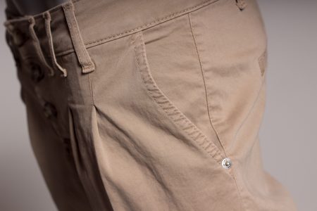 Dámské béžové kalhoty s nízkým sedem -