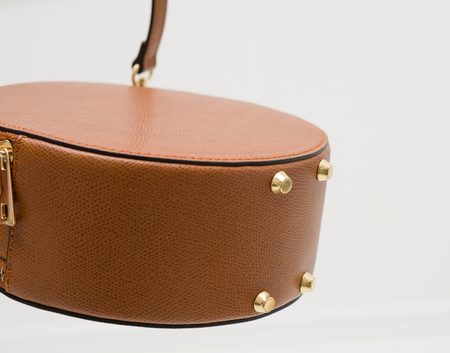 Dámská kožená crossbody kabelka kulatá - hnědá -