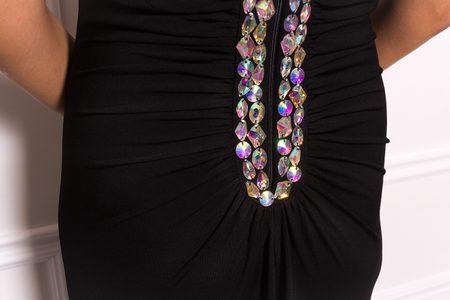 Společenské dlouhé šaty s kamínky kolem krku a zádech - černá -