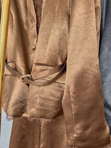 Costum cu aspect creponat sacou și pantaloni maro -