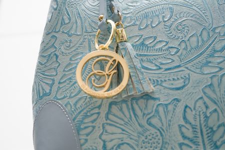 Dámská kožená kabelka ražená s květy - světle modrá -