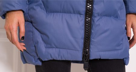 Dámska zimná oversize bunda s čiernym zipsom - modrá -