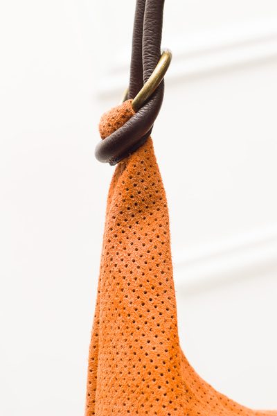 Dámska kožená kabelka s krúžkami perforovaná - oranžová -