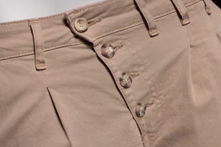 Dámské béžové kalhoty s nízkým sedem -