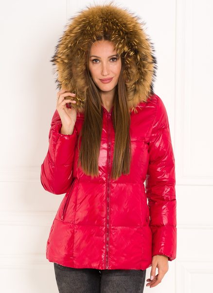 Zimná dámska červená bunda vypasovaná s pravou kožušinou -