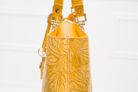 Dámská kožená kabelka ražená s květy - žlutá