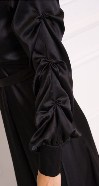 Dámske asymetrické saténové čierne šaty s opaskom -