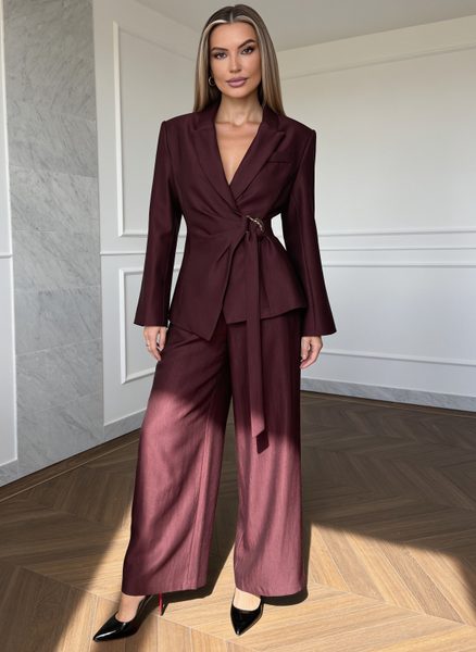 Costum damă burgundy cu cataramă aurie -