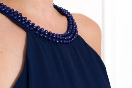 Spoločenské dlhé šaty s perlami - tmavo modrá -