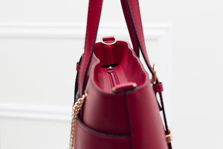 Dámska kožená kabelka s jednou prackou na strane - tmavo červená -