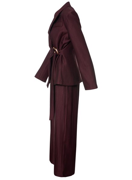 Costum damă burgundy cu cataramă aurie -