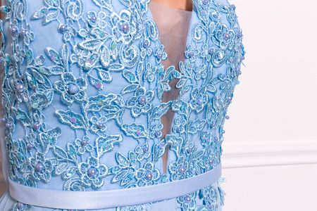 Společenské dlouhé šaty s krajkou a korálky - světle modrá -