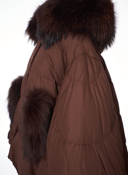 Poncho de puf pentru femei cu blană naturală de raton, maro -