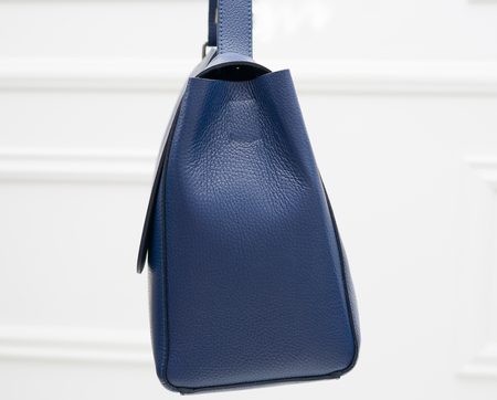 Dámská kožená kabelka přes rameno s klopou - tmavě modrá -