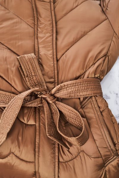 Dámská zimní bunda s pravým mývalovcem a vázáním caramello -