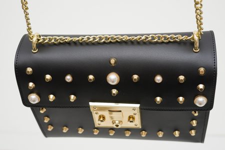 Dámska kožená crossbody kabelky s perličkami - čierna