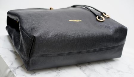 Dámska kožená kabelka s otočným zapínaním do ruky - čierna -