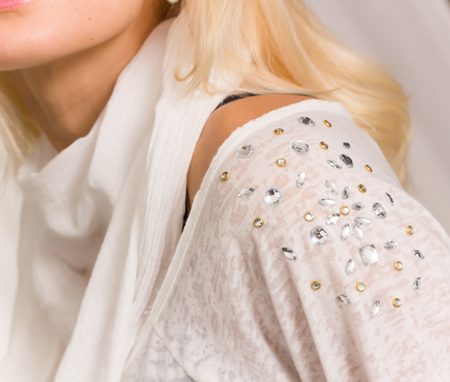 Dámská bílá tunika s lesklými kamínky -