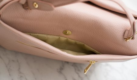 Dámska kožená kabelka s otočným zapínaním do ruky - ružová -
