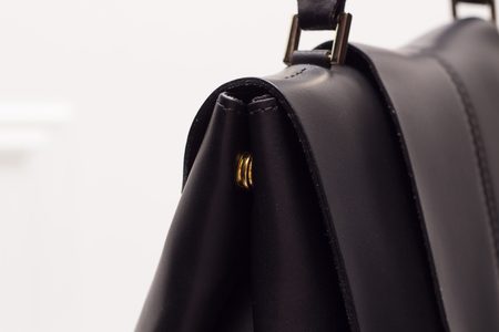 Kožená kabelka do ruky klopové zapínání - černá -