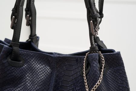 Dámská kožená kabelka přes rameno s přezkami had - tmavě modrá -