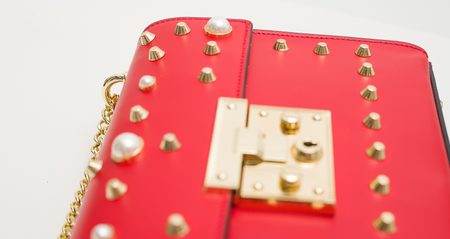 Dámská kožená crossbody kabelky s perličkami - červená -