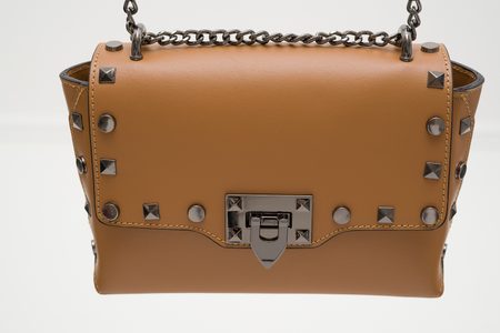 Dámska kožená crossbody kabelky s cvokmi - COYOTE -