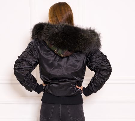 Dámský zimní bomber lesklý se zeleným mývalovcem - černá -