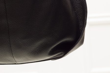 Dámská kožená kabelka přes rameno poutko s volánem - černá -