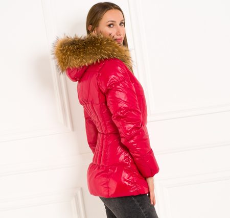 Zimná dámska červená bunda vypasovaná s pravou kožušinou -