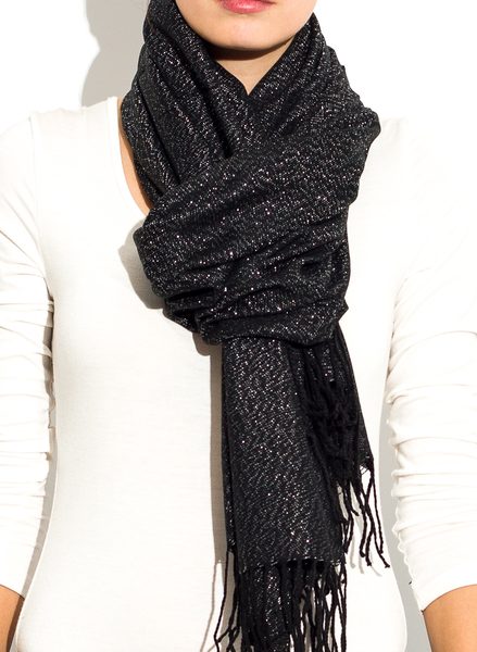 Dámská šála černá protkaná stříbrnou -