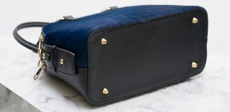 Kožená kabelka s dlouhými poutky se srstí - tmavě modrá -