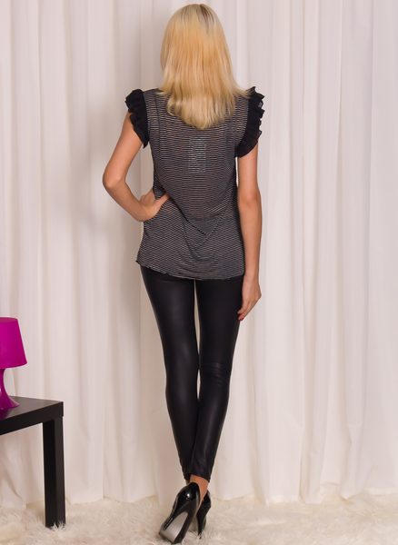 Dámske tričko čiernej s volánom na rukávoch -