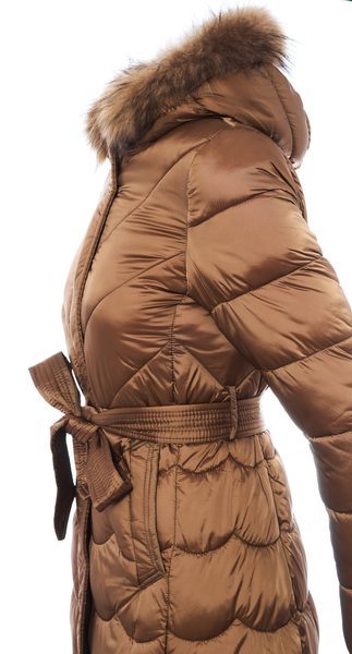 Dámská zimní bunda s pravým mývalovcem a vázáním caramello -