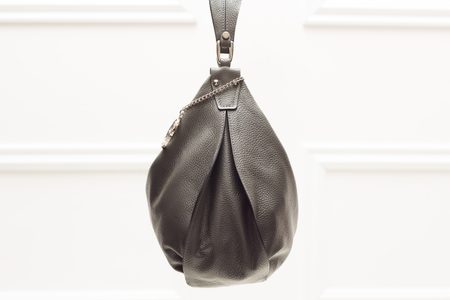 Dámska kožená kabelka cez rameno pútko s volánom - tmavo šedá -