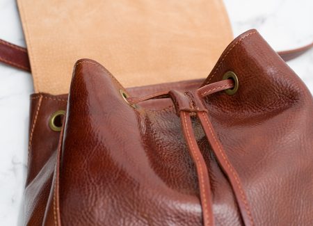 Dámský kožený batoh s klopou - marrone -
