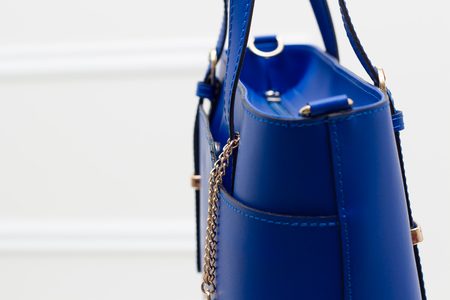 Dámska kožená kabelka s jednou prackou na strane matná - kráľovská modrá -