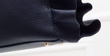Dámská kožená kabelka s volánem po straně - tmavě modrá zlatá -