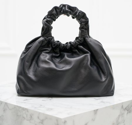 Dámska kožená kabelka malá do ruky nariasené pútko - čierna -